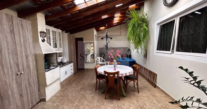 Imóvel à venda em Vinhedo-SP: casa com 3 quartos, 1 suíte, 2 salas, 1 banheiro, 3 vagas de garagem e 180,41m² de área.