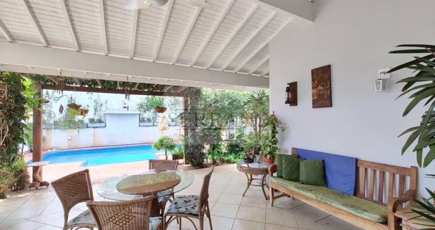 Espetacular casa em condomínio à venda em Vinhedo-SP, com 3 suítes, 2 salas e 4 vagas de garagem!
