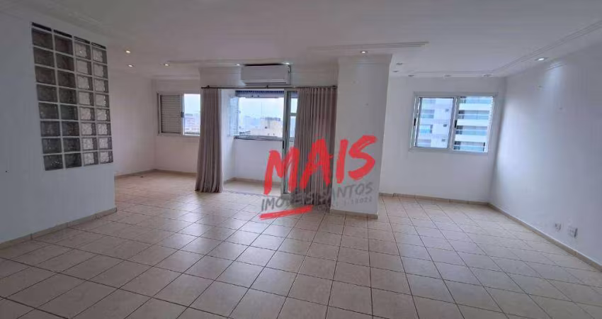 4 quartos, sala para 3 ambientes e duas garagens próximo à praia