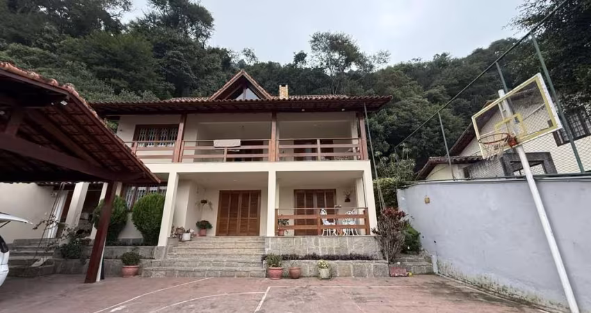 Casa para Locação em Teresópolis, Taumaturgo, 4 dormitórios, 2 suítes, 2 banheiros, 4 vagas