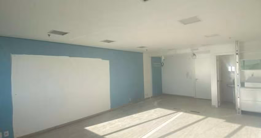 Excelente sala comercial com 43m² com uma vaga de garagem.