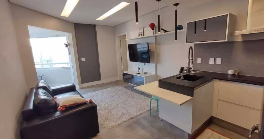 FLAT 2 SUÍTES, DECORADO, VARANDA COM VIDROS E VISTA MAR !!!