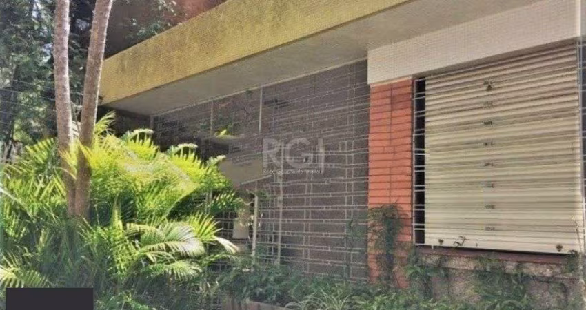Casa de 3 dormitórios  4 vagas amplo terreno - Menino Deus