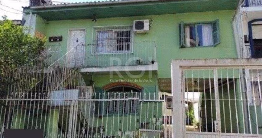 Casa sobrado no bairro Petrópolis de 4 dormitórios