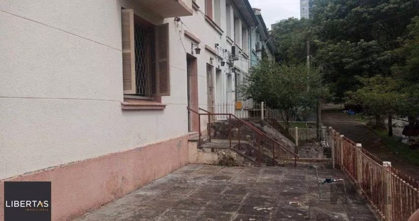 Sobrado no bairro Petrópolis com amplo terreno