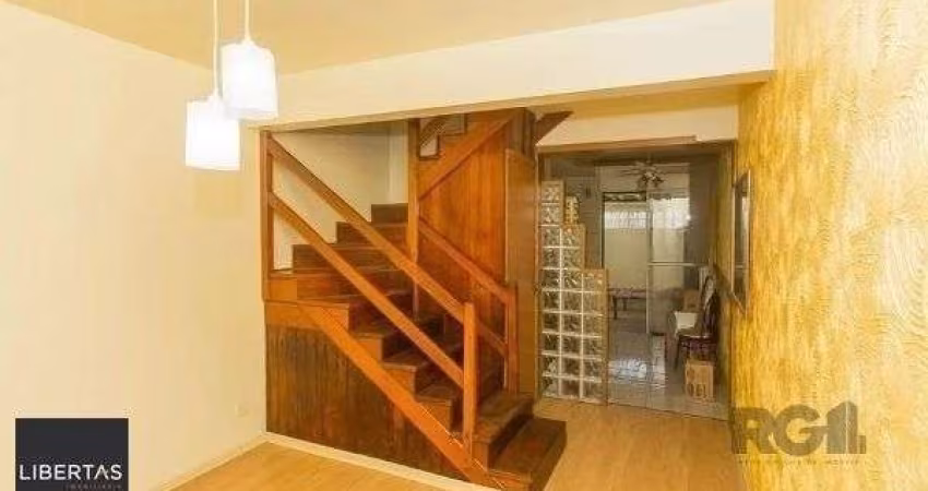 Casa condomínio no Humaitá de 3 dormitórios e vaga