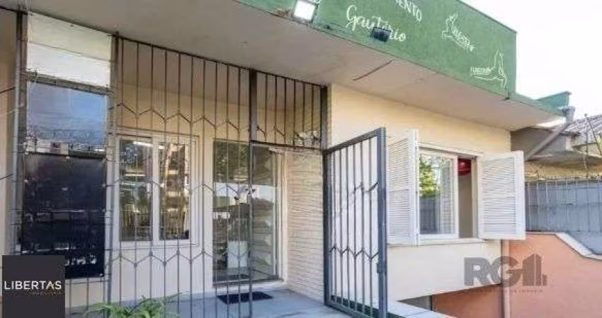 Casa no bairro Petrópolis de 3 dormitórios e 4 vagas