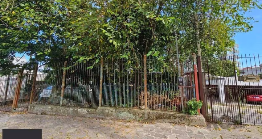 Terreno plano de 426 m², localizado na Rua Padre João Batista Reus,