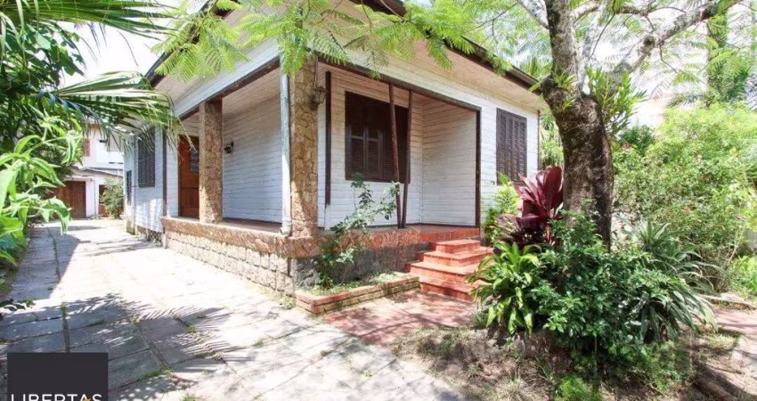 Casa mista com 4 dormitórios, 2 banheiros, 1 lavabo e 3 vagas a uma quadra da Av