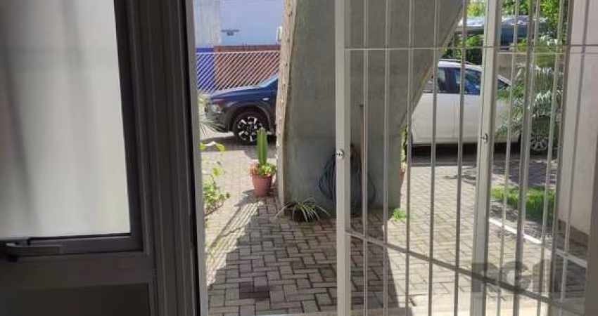 Apartamento térreo semi mobiliado, 2 dormitórios, 1 suíte, 1 vaga Bairro Vera Cr