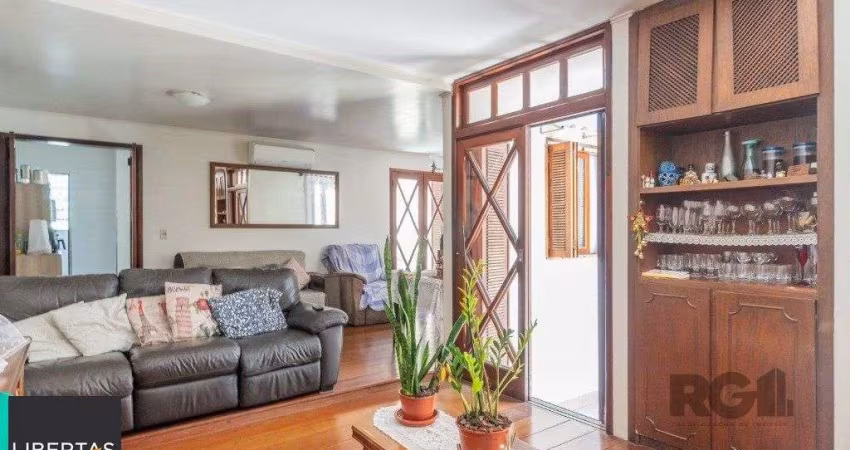 Casa com 4 dormitórios no bairro Gloria