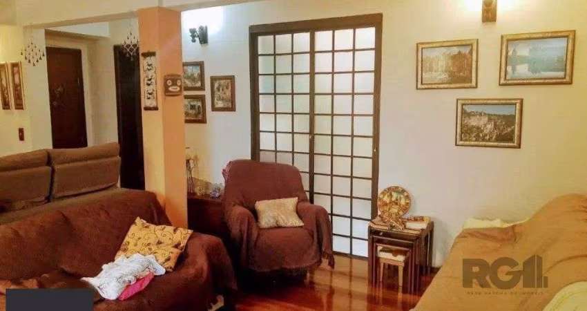 Casa com 3 dormitórios no bairro Tristeza