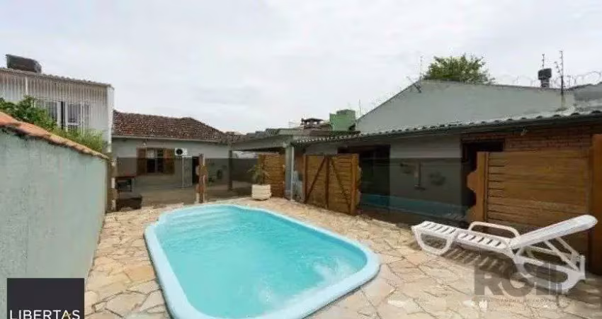 Casa 03 dormitórios com piscina próxima a Av. Prof. Oscar Pereira e todos os rec