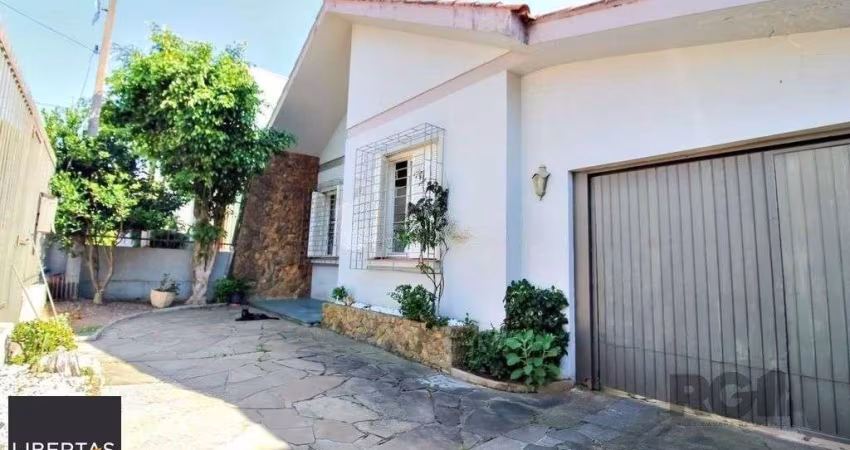 Casa 4 dormitórios, 2 vagas, em rua tranquila próxima a rua Oscar Pereira