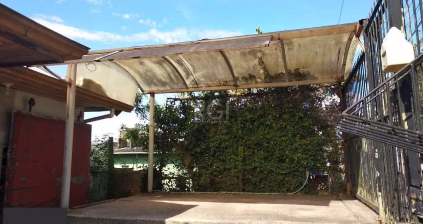 Casa 2 dormitórios, sala, banheiro garagem coberta, terreno 694m² bairro Camaquã