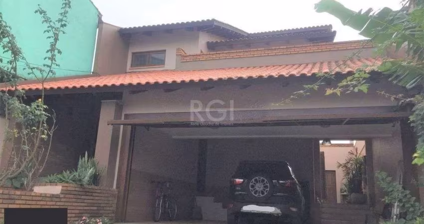 Casa de 270m² - 3 dormitórios, 1 suíte, churrasqueira, pátio e 3 vagas de garage