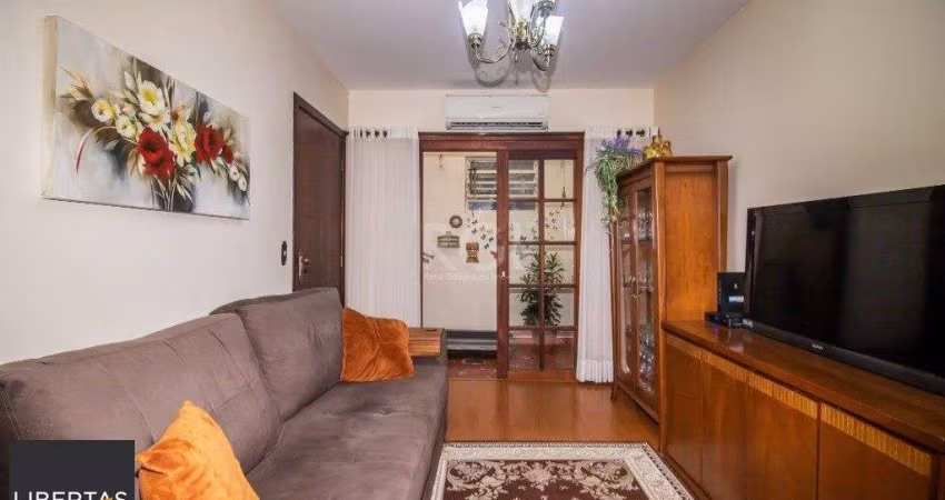 Casa de 289m² - 3 dormitórios, 1 suíte, 4 salas, churrasqueira, pátio e 4 vagas