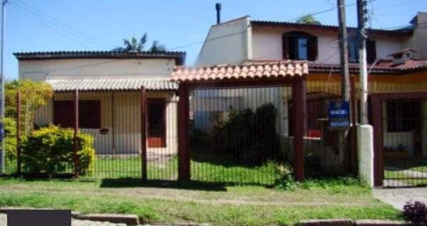 Casa para Venda - 80m², 2 dormitórios, 1 vaga - Guarujá