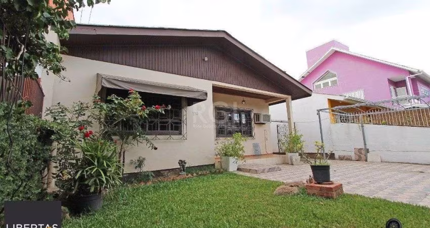 Casa para Venda - 177.58m², 3 dormitórios, sendo 1 suites, 4 vagas - Guarujá