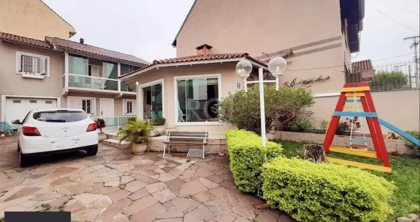 Casa  3 dormitórios, 3 vagas - Medianeira, Porto Alegre RS