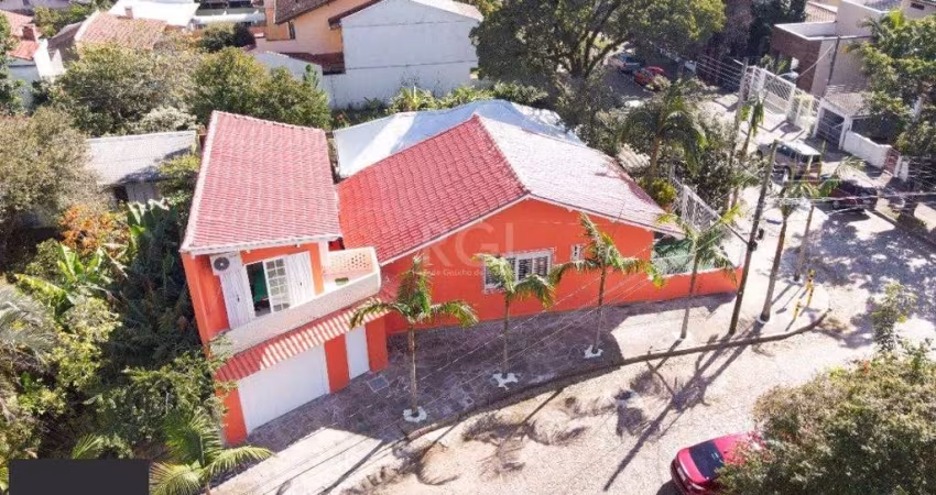 Casa para Venda - 197m², 3 dormitórios, 4 vagas - Teresópolis