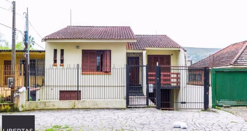 Casa para Venda - 150m², 4 dormitórios, sendo 1 suites, 5 vagas - Teresópolis