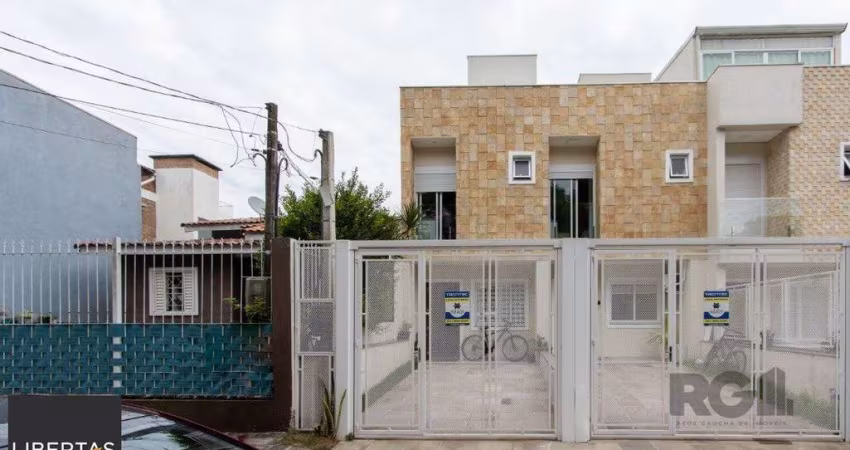 Sobrado com dois andares e área de terraço,