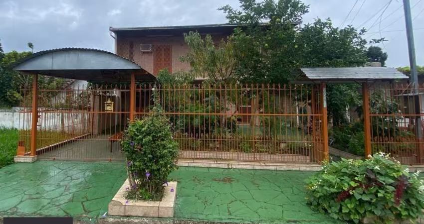 Ótima casa de dois pavimentos localizada no Bairro Restinga