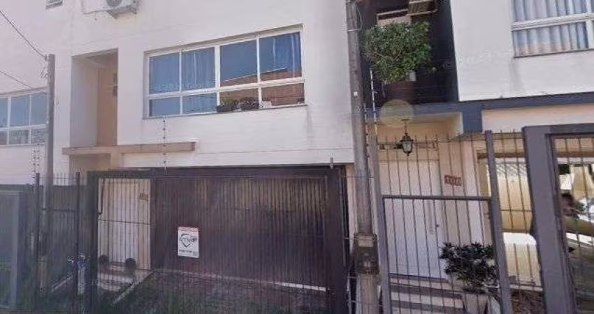 Sobrado  com 3 quartos, 1 suíte, lareira, churrasqueira, 3 vagas cobertas na zon