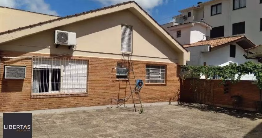Casa com pátio e 3 dormitórios no Bairro Jardim Itu.