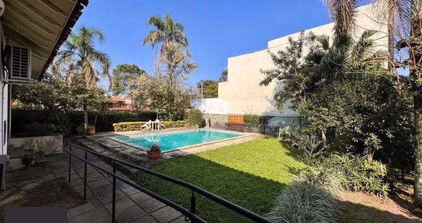 Casa térrea, com 3 dormitórios, sendo 2 suítes, 5 vagas, piscina, no bairro Ipan