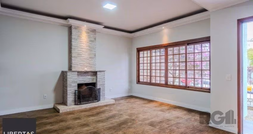 Casa de 214m² com 4 dormitórios, 1 suíte, piscina e 2 vagas no bairro Teresópoli