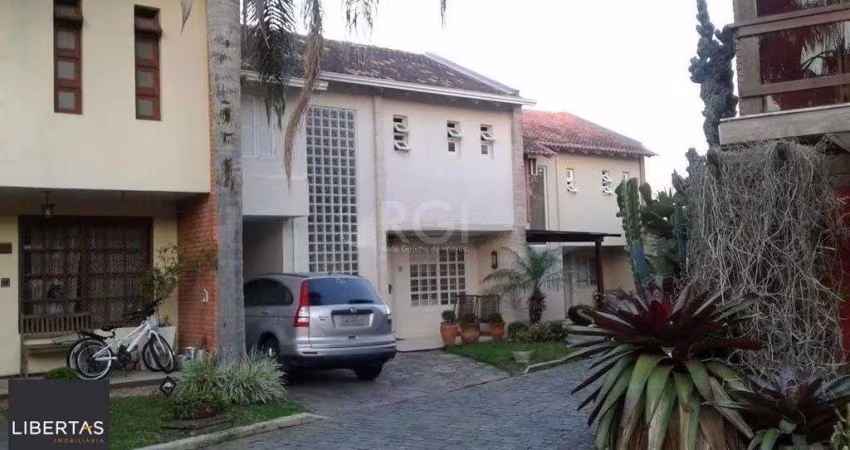 Excelente casa em condominío de 350m² com 03 dormitórios sendo 02 suítes.