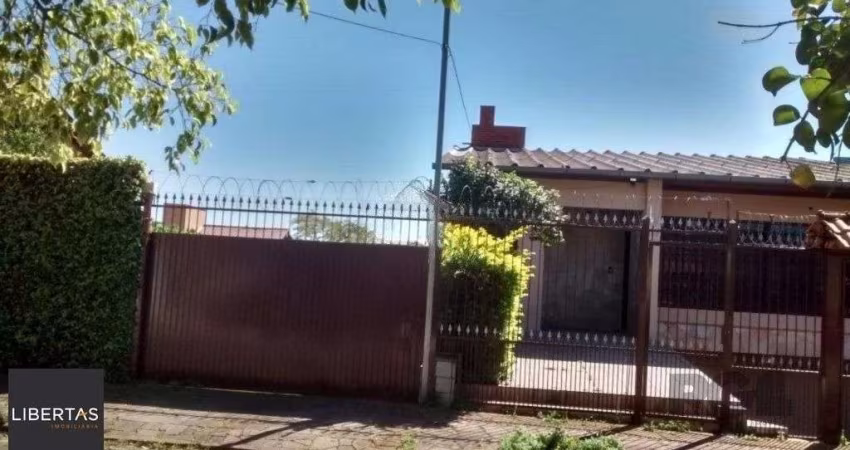 Casa com 3 dormitórios e amplo pátio com grama.