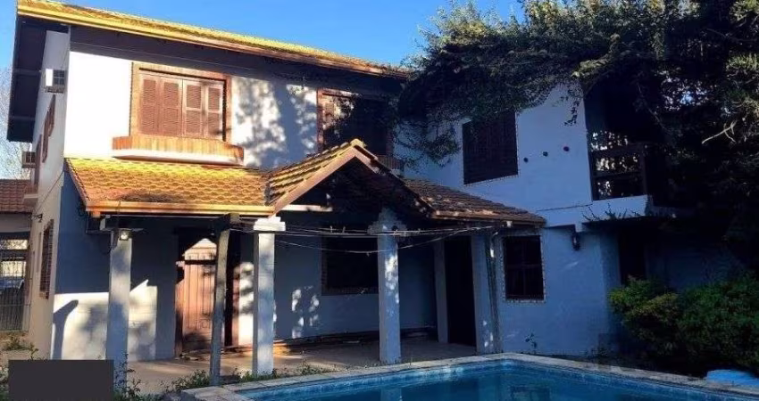 Casa de 365m² - 4 dormitórios sendo 3 suítes e 5 vagas de garagem no bairro Part