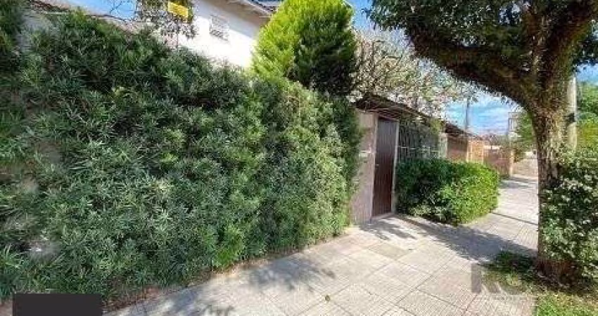 Casa 3 dormitórios a uma quadra da avenida Teresópolis e cinco minutos do Bourbo