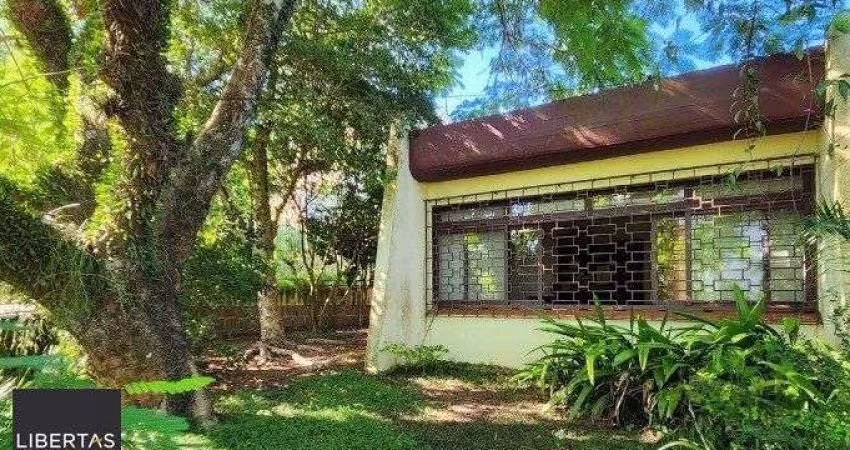 casa à venda no bairro Menino Deus em Porto Alegre. Com 160m² de área privativa