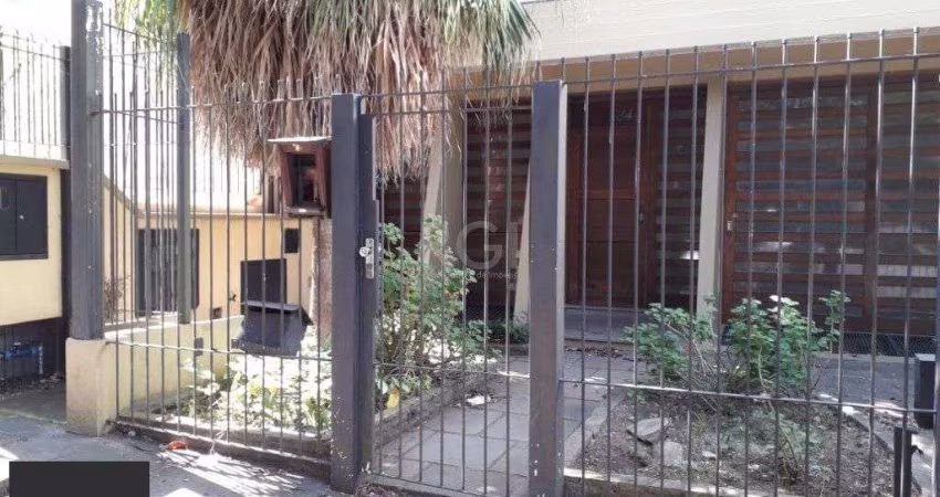Casa para Venda - 385m², 5 dormitórios, sendo 1 suites, 4 vagas - Petrópolis