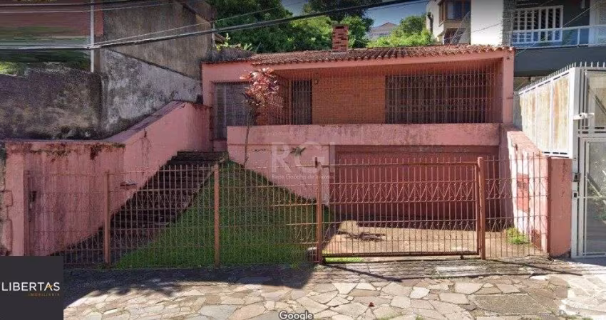 Casa com 03 dormitórios, churrasqueira, pátio com piscina e 5 vagas de garagem n