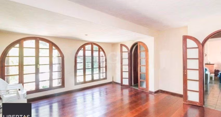 Casa para Venda - 279.1m², 4 dormitórios, sendo 1 suites, 5 vagas - Vila Nova