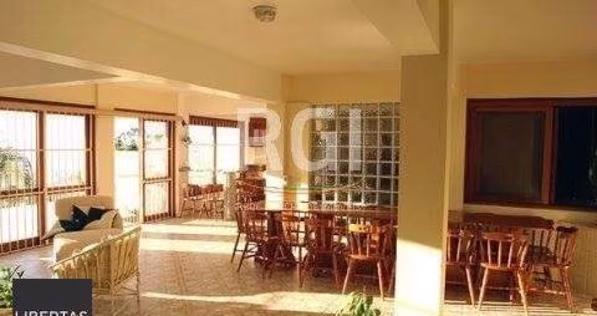 Casa para Venda - 485m², 3 dormitórios, sendo 1 suites, 4 vagas - Teresópolis