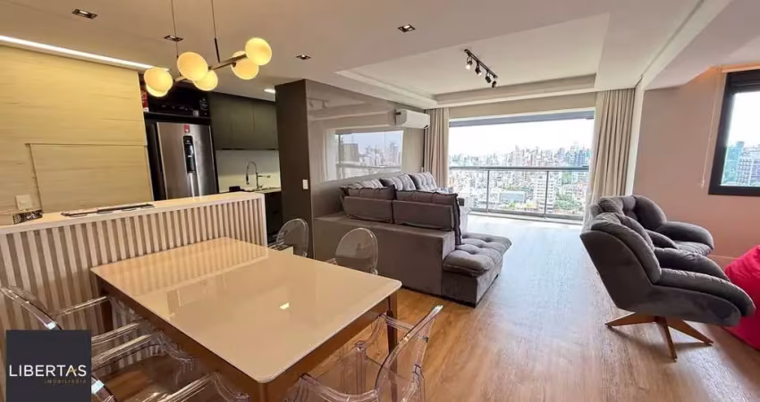 Apartamento mobiliado de 2 dormitórios com suíte e 2 vagas no petrópolis
