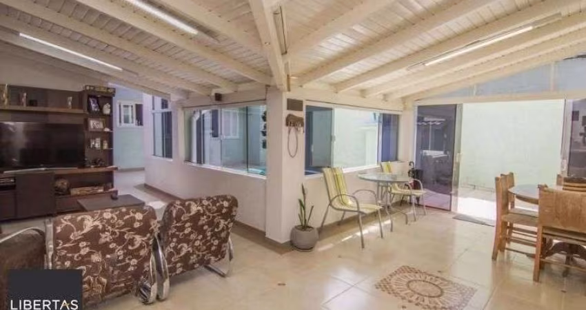 Casa com piscina e 4 suítes no Bairro Vila Ipiranga