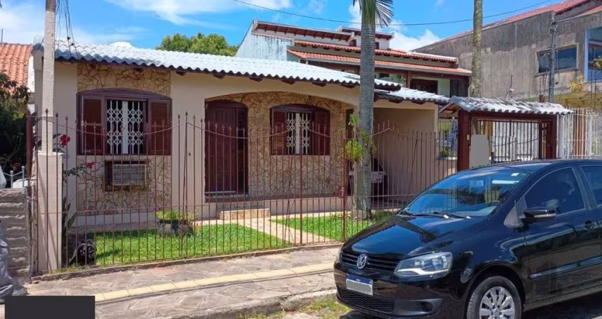 Casa 3 dormitórios, 1 suíte, vagas de garagem, Bairro Vila Cachoeirinha