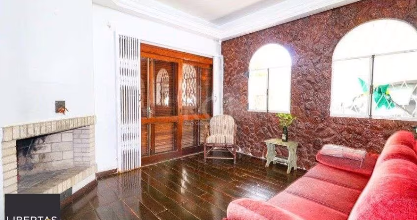 Venda Padrão - Porto Alegre - Casa com  5 dormitórios, suíte,  piscina, lareira,