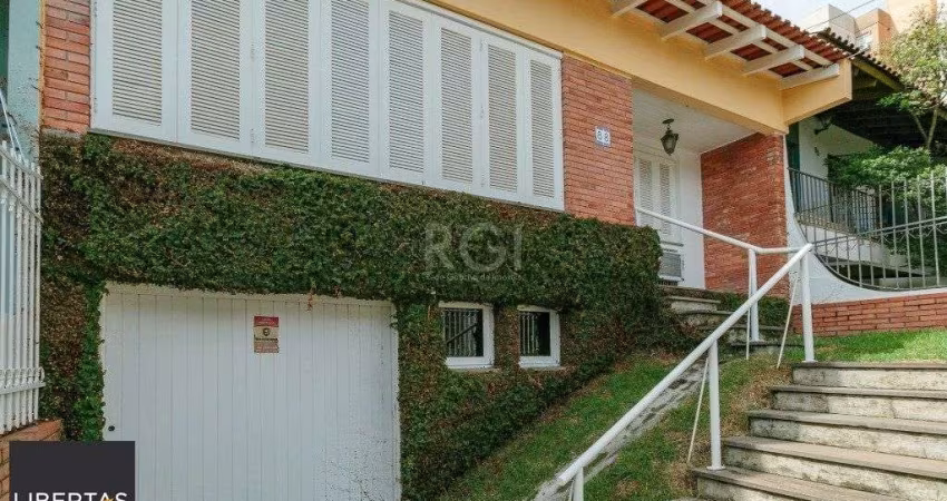 Casa 3 dormitórios com uma 1 suite, 2 banheiros, terraço, bem iluminada. Próxim