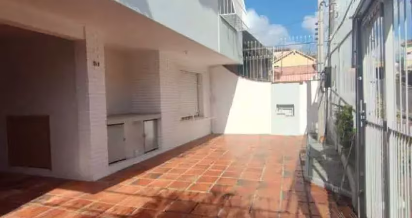 Excelente casa com 03 suítes + apto nos fundos com 01 dor. garagem 3 carros