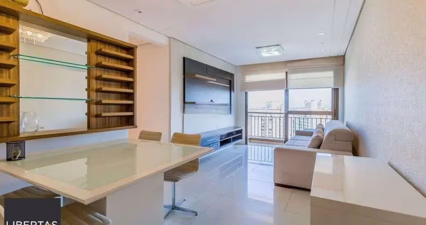 Apartamento mobiliado com lareira, suíte e sacada com vista definida