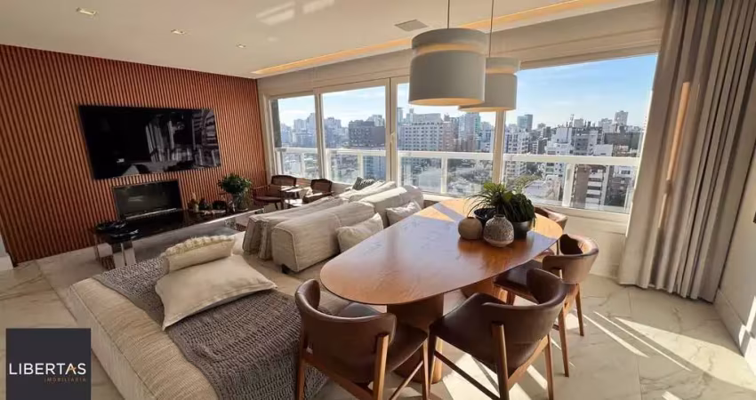 Amplo apartamento com 3 suítes, lavabo, lareira e 2 vagas individuais.