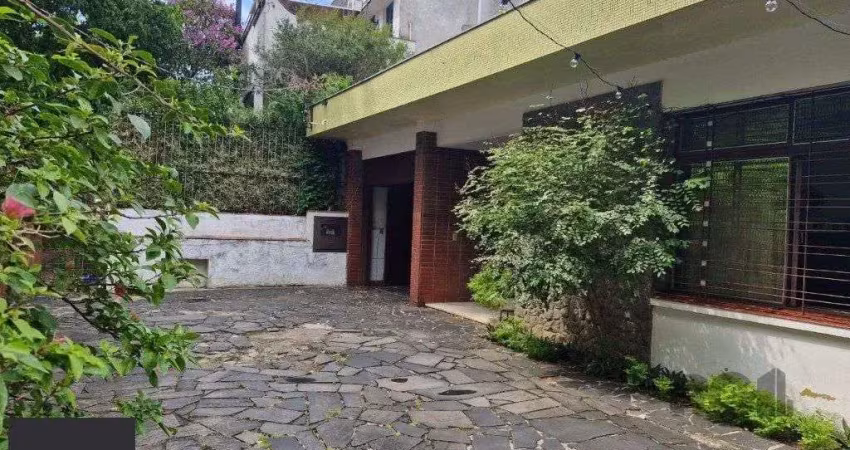 Casa com 243m2 de área privativa, com amplo pátio de 11 x 44, próxima a av. tere